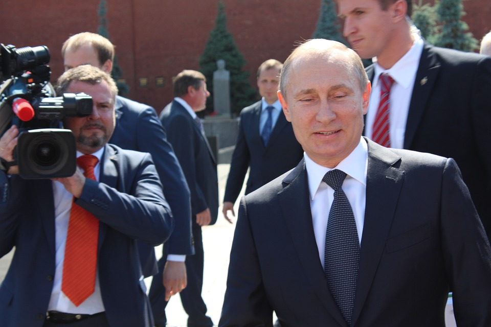 Vladimir Putin walking with press